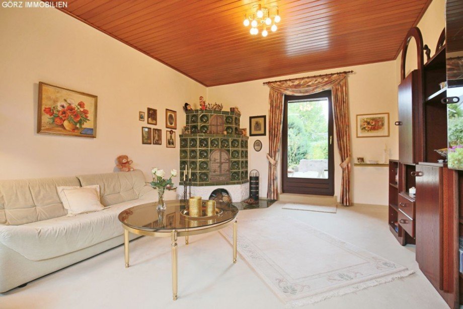 Kaminzimmer mit Kachelofen und Zugang zur Terrasse Zweifamilienhaus Norderstedt