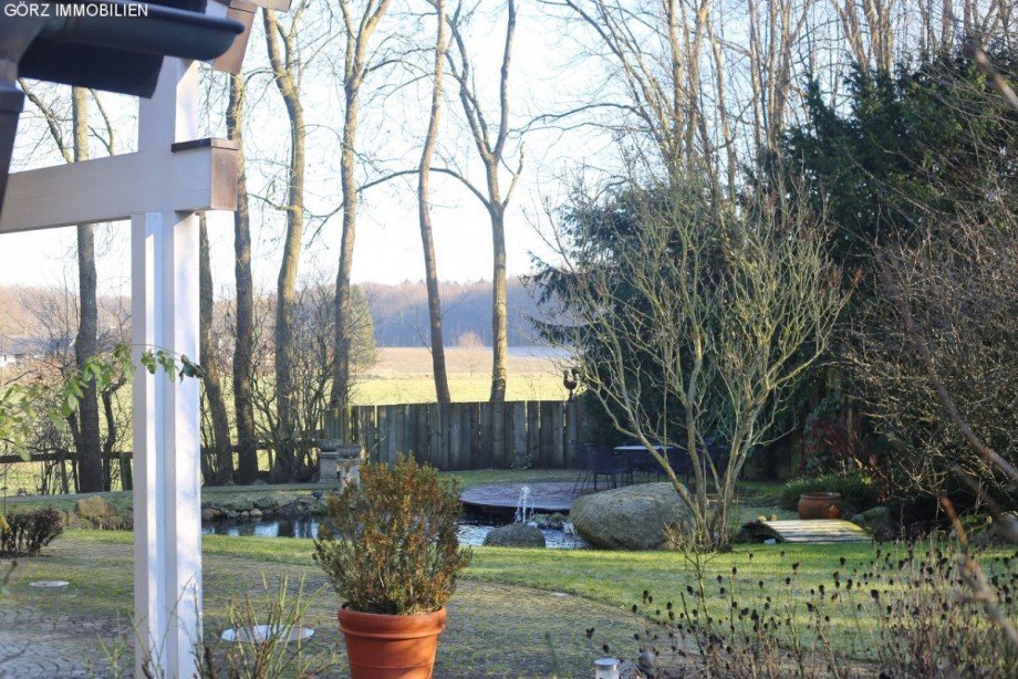 Teich mit Holzbr�cke Einfamilienhaus Sieversh�tten