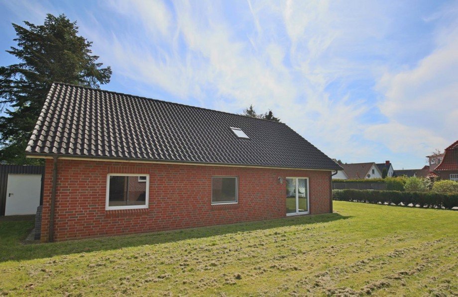 gro�z�giger Gartenbereich Einfamilienhaus Brokstedt