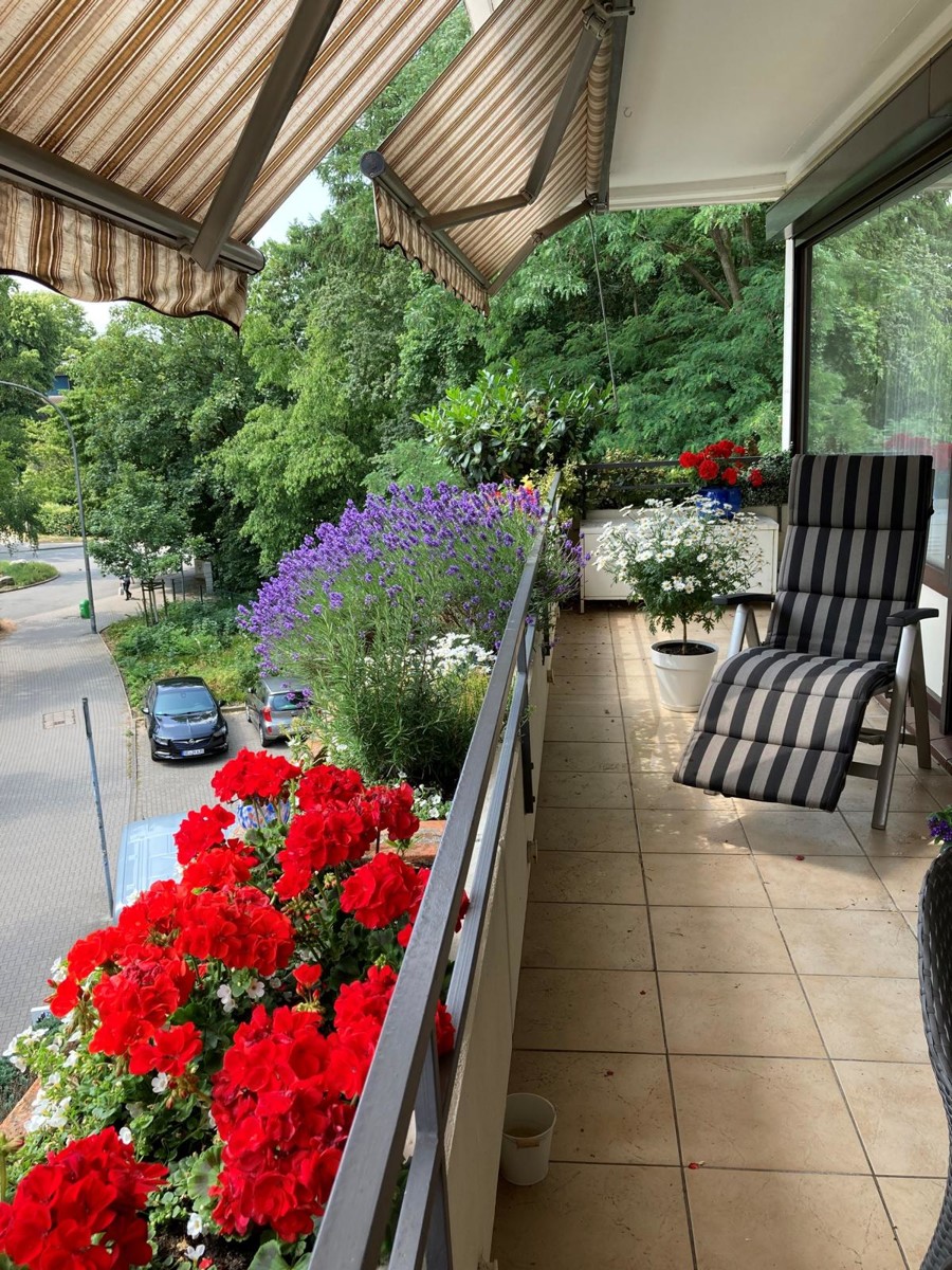 Herrlich: �berdachter S�d-Balkon mit Markisen Etagenwohnung Norderstedt