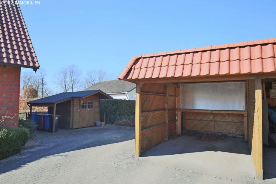 Carport und Gartenhaus Doppelhaush�lfte Quickborn-Heide