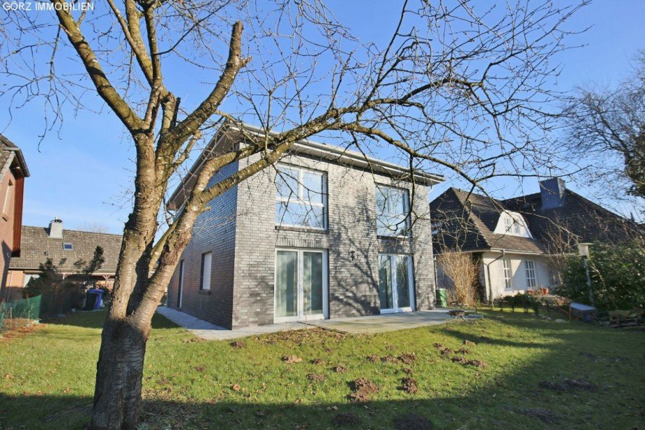 Blick vom Garten Richtung Terrasse Einfamilienhaus Itzstedt