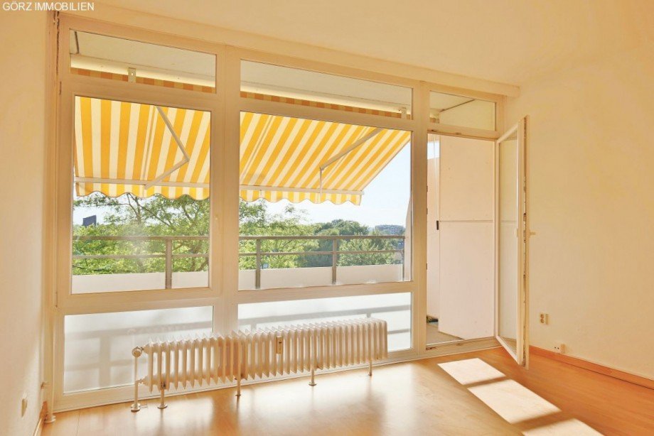 Sonniger Balkon mit Markiese Etagenwohnung Quickborn