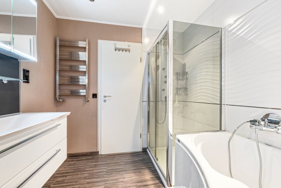 mit Whirlpoolwanne Doppelhaush�lfte Itzstedt