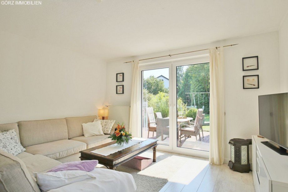 neue gro�e Fenster lassen viel Tageslicht rein Reihenendhaus Norderstedt