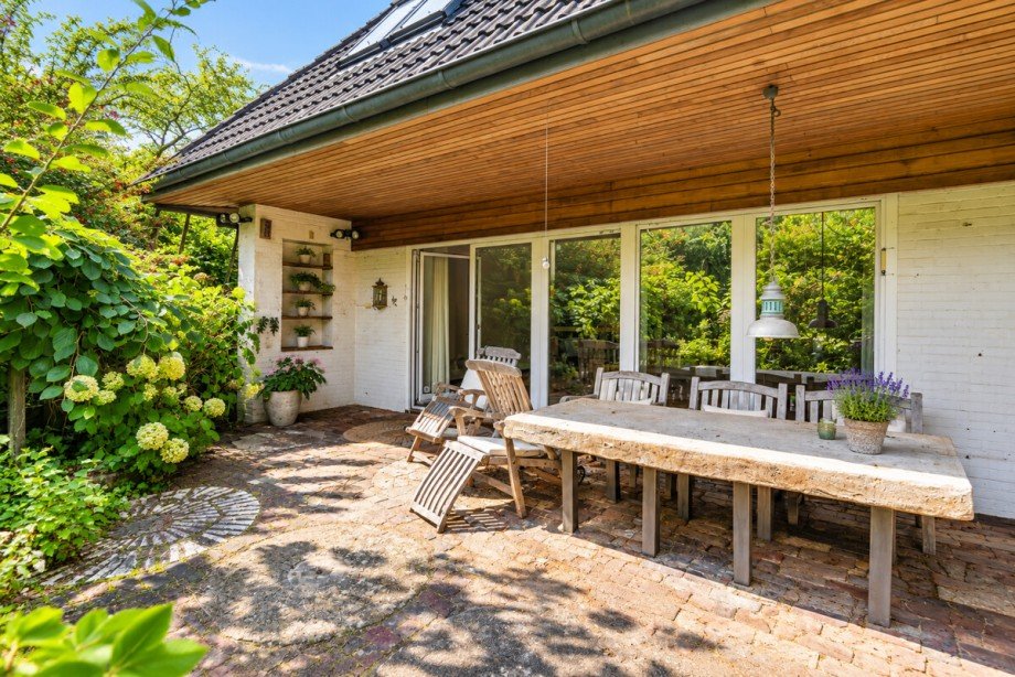 Sonnige Gartenterrasse mit Holzm�beln Einfamilienhaus Norderstedt