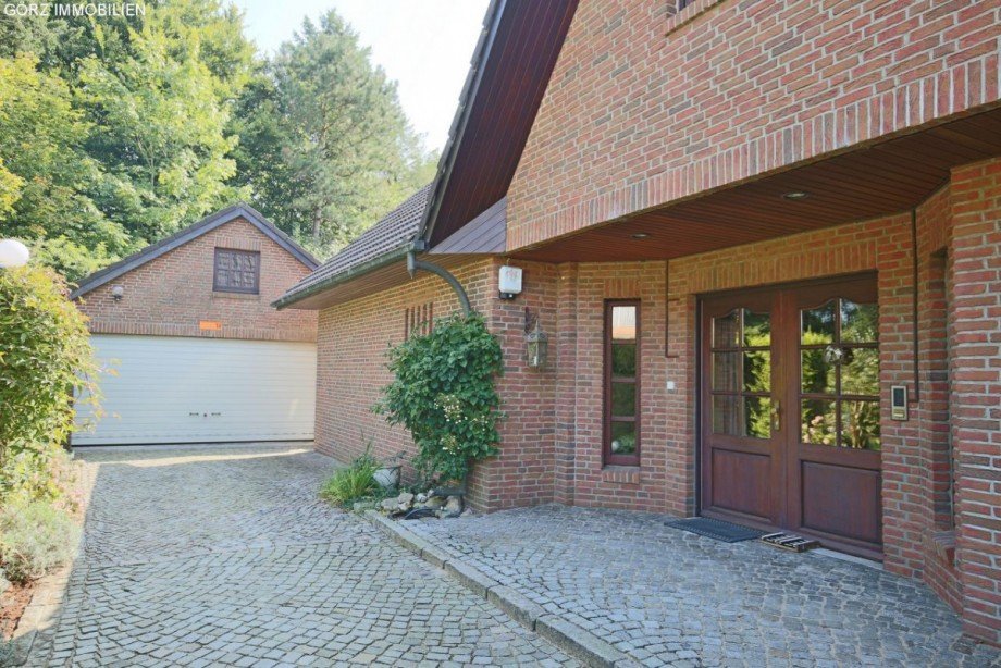 Auffahrt mit Garage Einfamilienhaus Kaltenkirchen