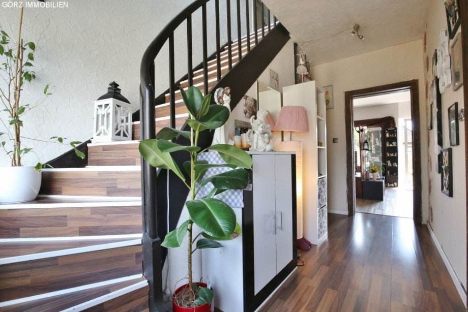 Urspr�ngliche Holztreppe mit Laminat verschalt Doppelhaush�lfte Quickborn-Heide