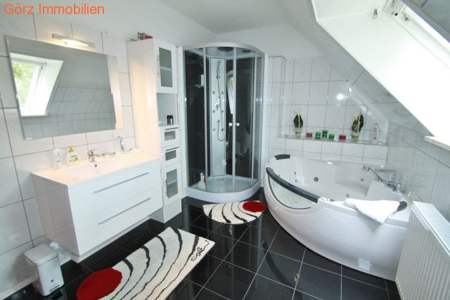 Das moderne Vollbad im Obergeschoss Einfamilienhaus Norderstedt