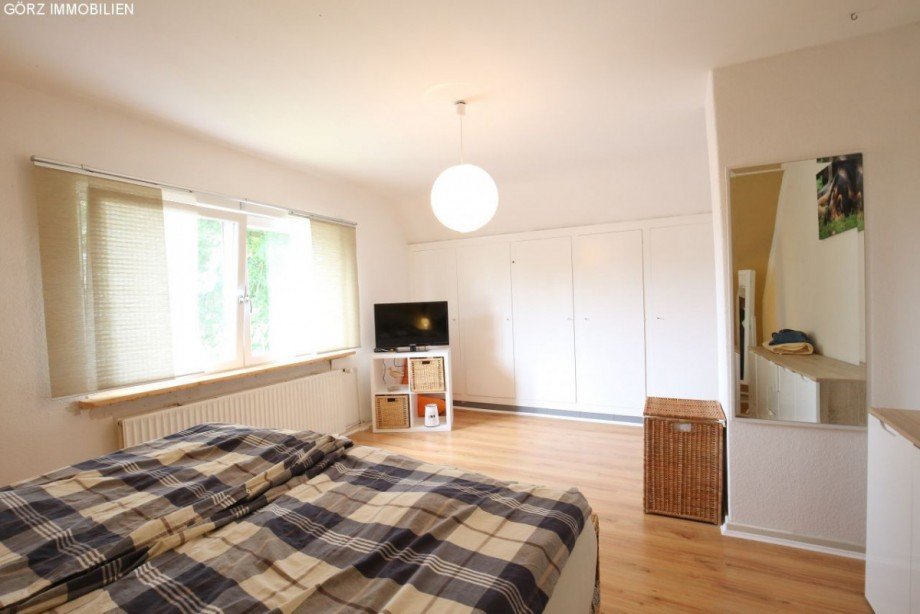 Schlafzimmer mit gro�em Einbauschrank Einfamilienhaus Pinneberg