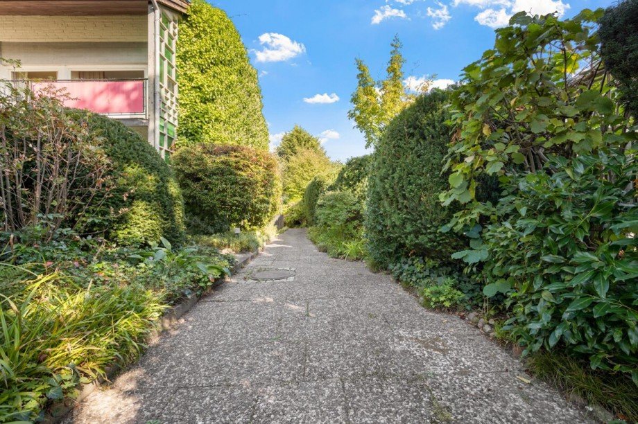 Grundst�ckszufahrt und PKW-Stellplatz Reihenendhaus Norderstedt