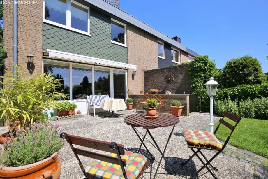 eine gro�e Terrasse l�dt zum Verweilen ein Reihenendhaus Norderstedt