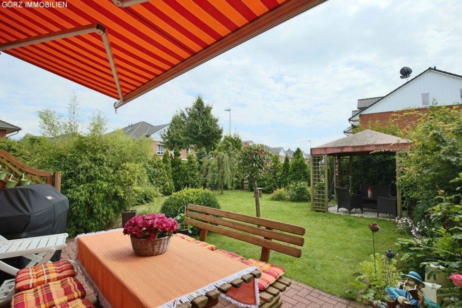 Blick von der Terrasse in den Garten Reihenendhaus Pinneberg