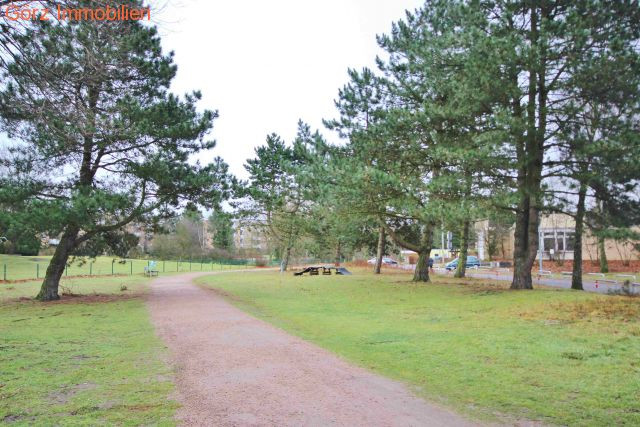 Ein kleiner Park liegt direkt gegen�ber vom Haus Wohnung Norderstedt