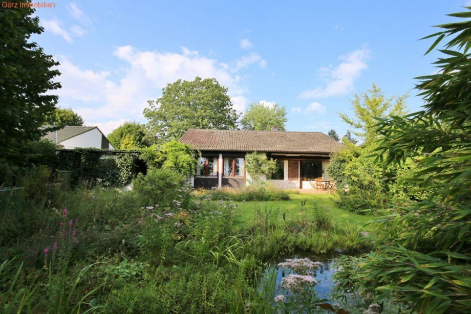Blick vom hinteren eingewachsenen Garten auf die Terrasse. Einfamilienhaus Quickborn
