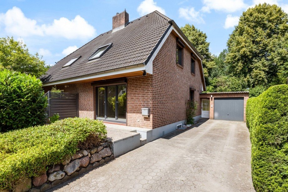 Hausansicht mit Auffahrt und Garage Doppelhaush�lfte Norderstedt