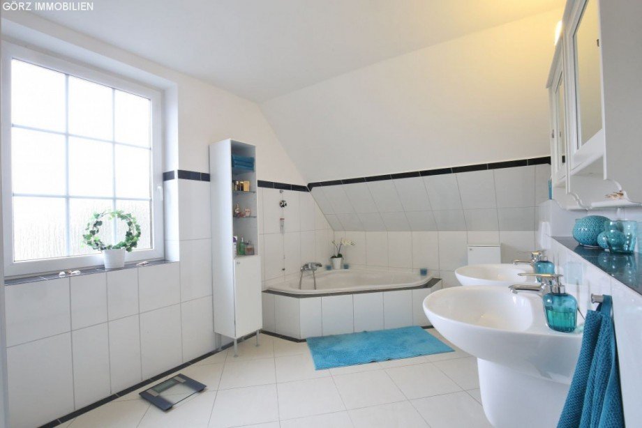 gro�es helles Vollbad Doppelhaush�lfte Quickborn-Heide