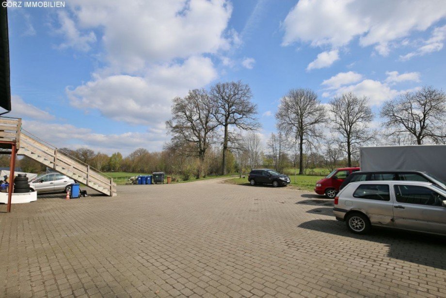 Parkfl�chen f�r die Mieter Mehrfamilienhaus Lutzhorn