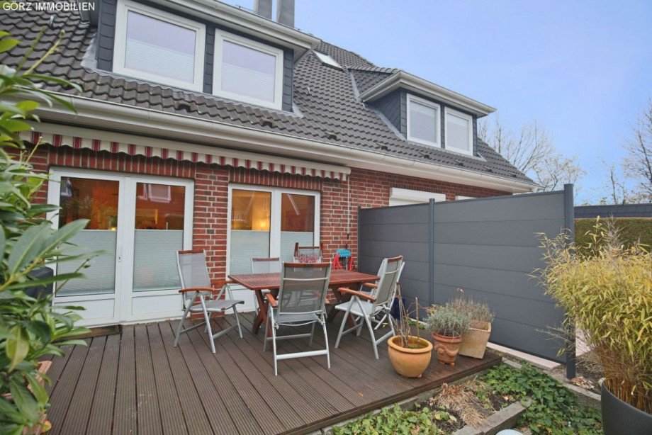 Geschmackvolle Terrase mit Sichtschutz Reihenmittelhaus Ellerau