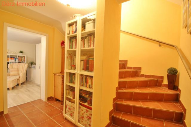 UG - breiter Flur und geflieste Treppe ins EG Reihenhaus Quickborn-Heide