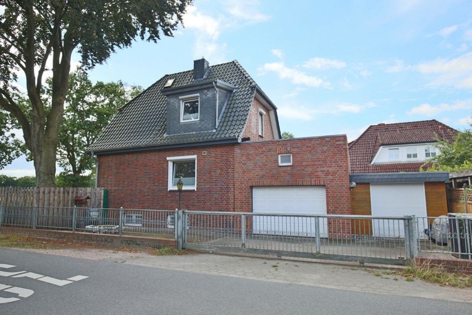 Seitenansicht mit Garage Einfamilienhaus Norderstedt