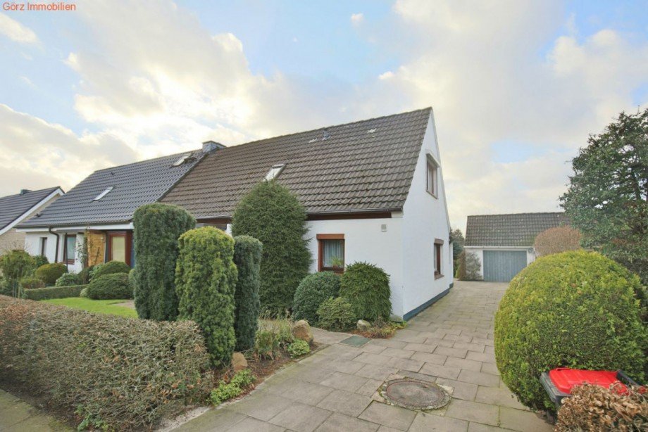 Auffahrt mit Garage und Stellpl�tzen Doppelhaush�lfte Hamburg