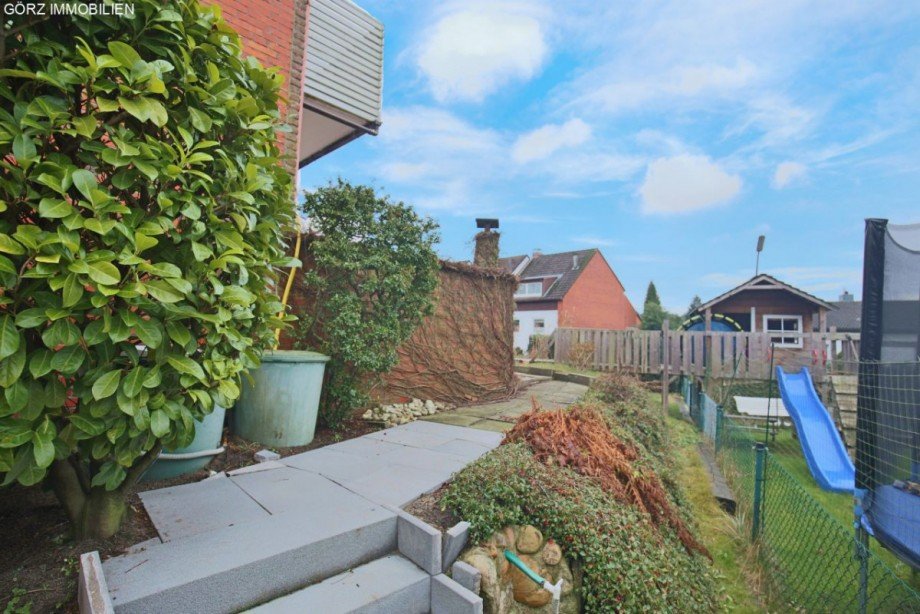 Seitlicher Gartenbereich Reihenendhaus Norderstedt