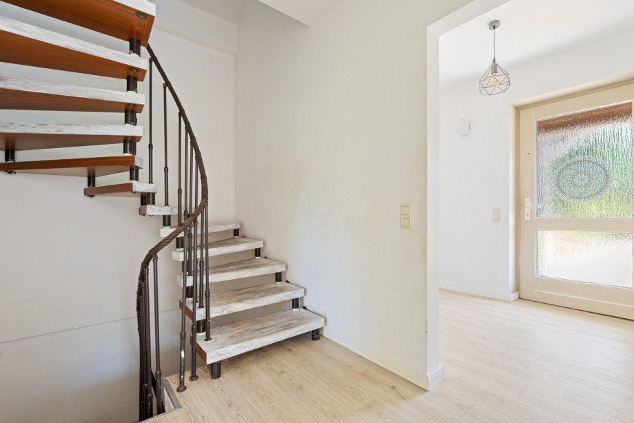 Flur/Treppe ins OG Einfamilienhaus Quickborn