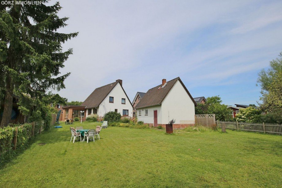 Blick auf Haus mit Garage Einfamilienhaus Barmstedt