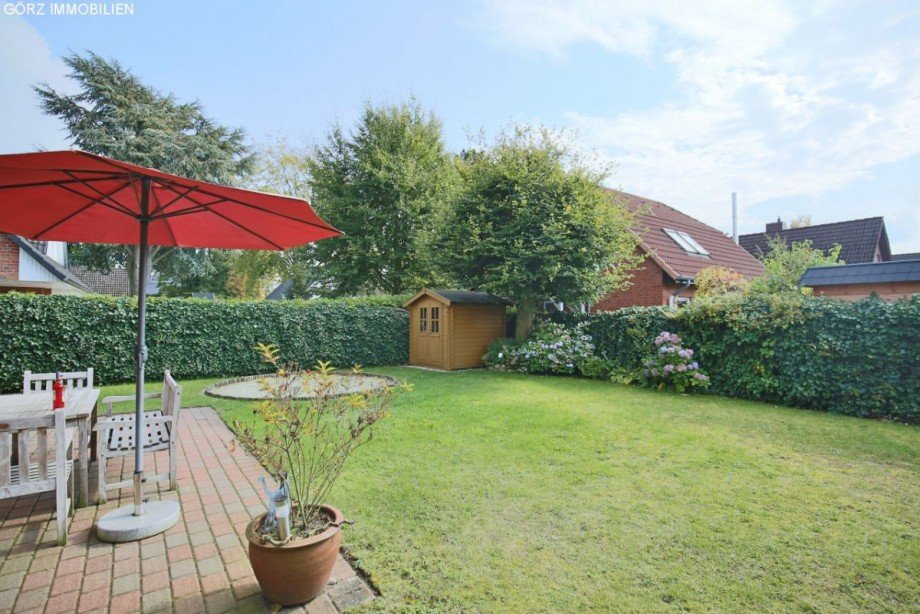 Garten mit Schuppen und Platz f�r Pool Einfamilienhaus Norderstedt