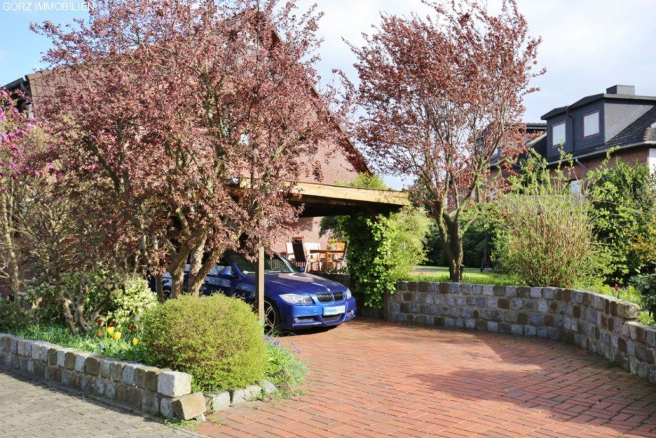 Auffahrt zum Carport, Steinwall Doppelhaush�lfte Appen
