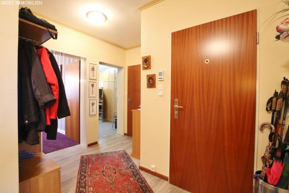 Haust�r, links: Kinderzimmer Etagenwohnung Pinneberg