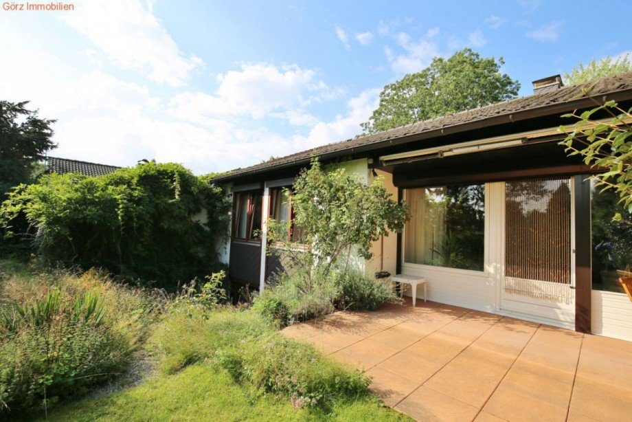 Terrasse, links: die Abb�schung zur Souterrain-Terrasse. Einfamilienhaus Quickborn