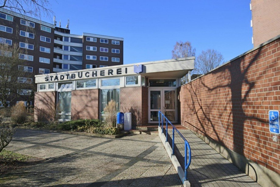 Bibliothek vor der T�r Etagenwohnung Barmstedt