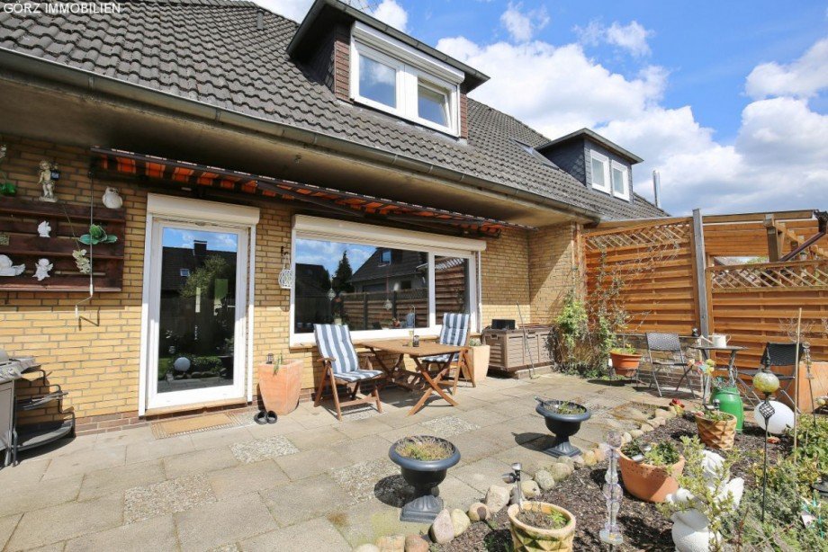 Blick auf die Terrasse und die zwei Dachgauben Doppelhaush�lfte Quickborn-Heide