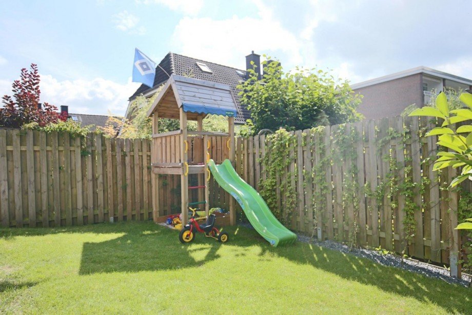 Spielturm im Garten Reihenendhaus Norderstedt
