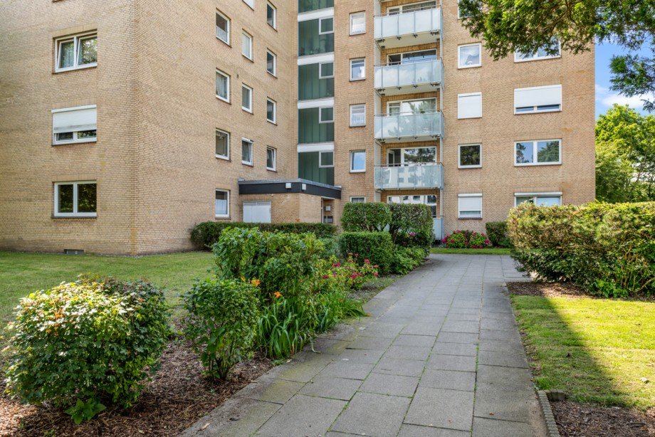 Hausansicht mit Zuwegung Etagenwohnung Norderstedt