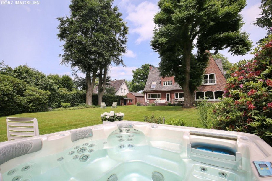 Beheizter Wirlpool im Garten Villa Pinneberg
