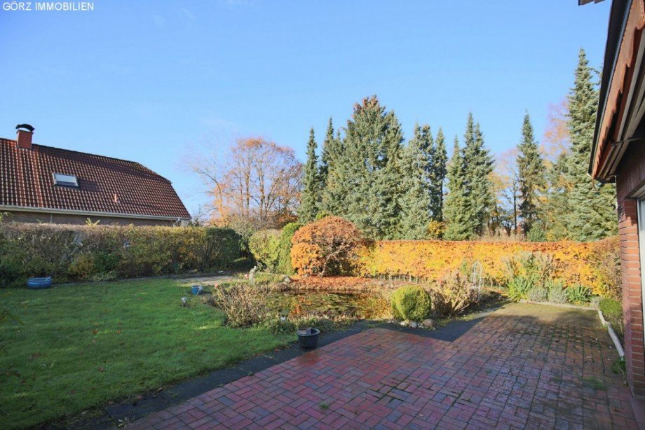 Blick in den Garten von der Terrasse Einfamilienhaus Norderstedt