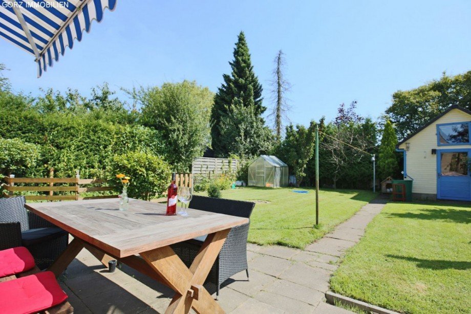 Terrasse und sch�nes Gartenhaus Einfamilienhaus Pinneberg