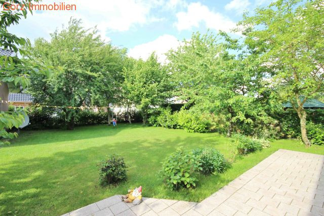 Der Garten ist gro�z�gig und sch�n eingewachsen Einfamilienhaus Norderstedt