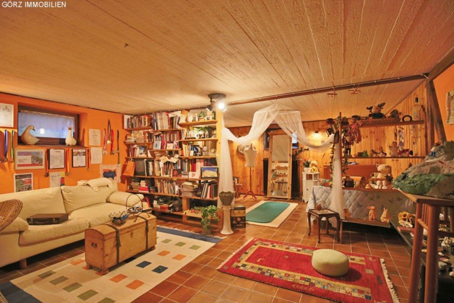 wohnlich: gro�er Hobbyraum im Keller Bungalow Appen