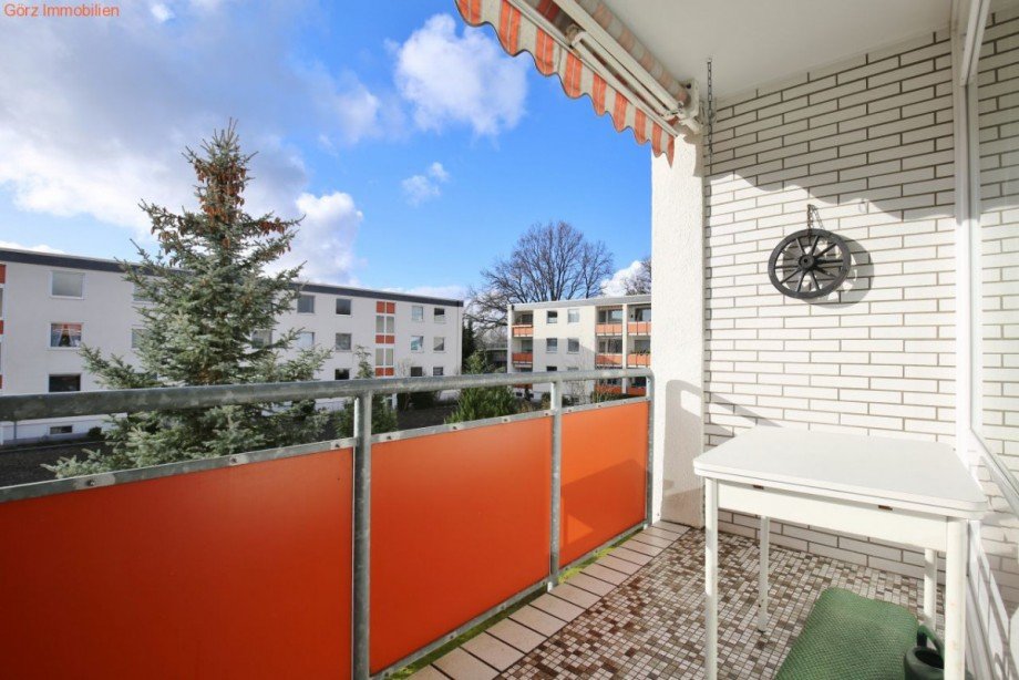 sonniger Westbalkon mit Markise Etagenwohnung Norderstedt
