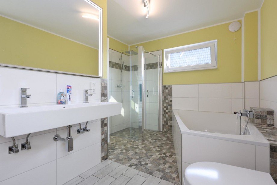 Badewanne und Dusche Einfamilienhaus Kummerfeld