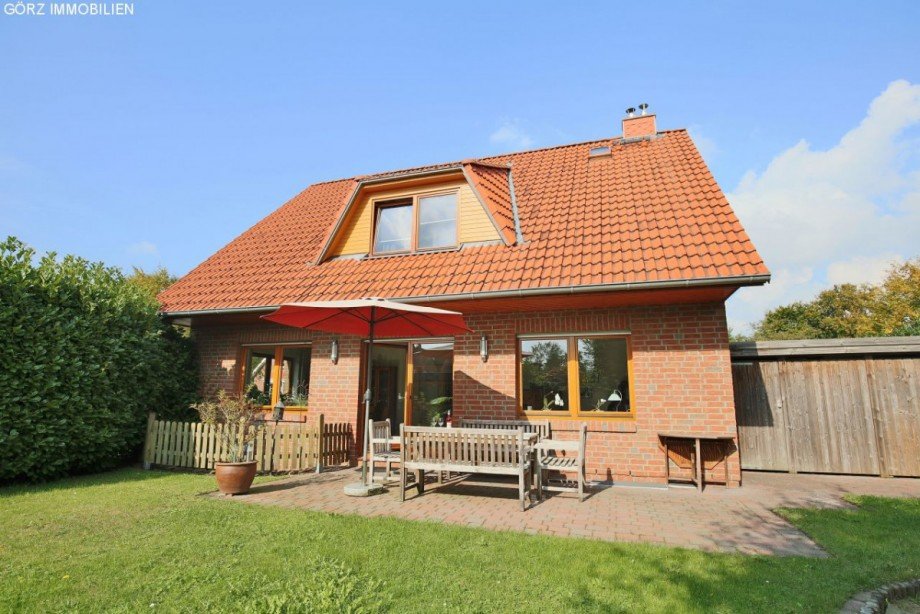 Gartenansicht mit Carport Einfamilienhaus Norderstedt