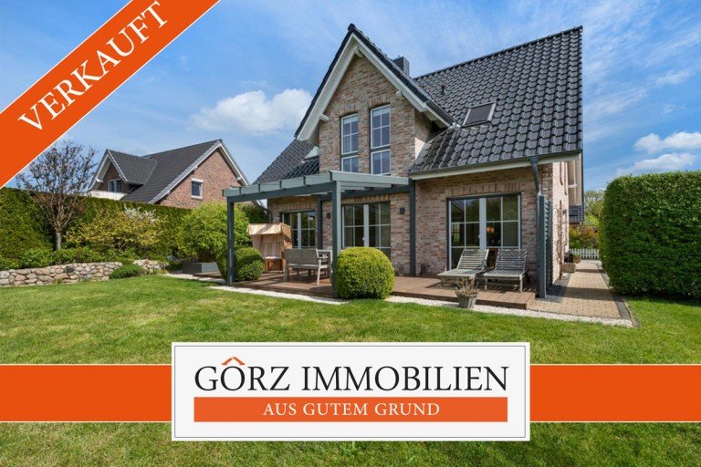  Henstedt-Ulzburg Einfamilienhaus *VERKAUFT* Traumhaftes Einfamilienhaus mit Friesengiebel, Doppelcarport direkt in Feldrandlage