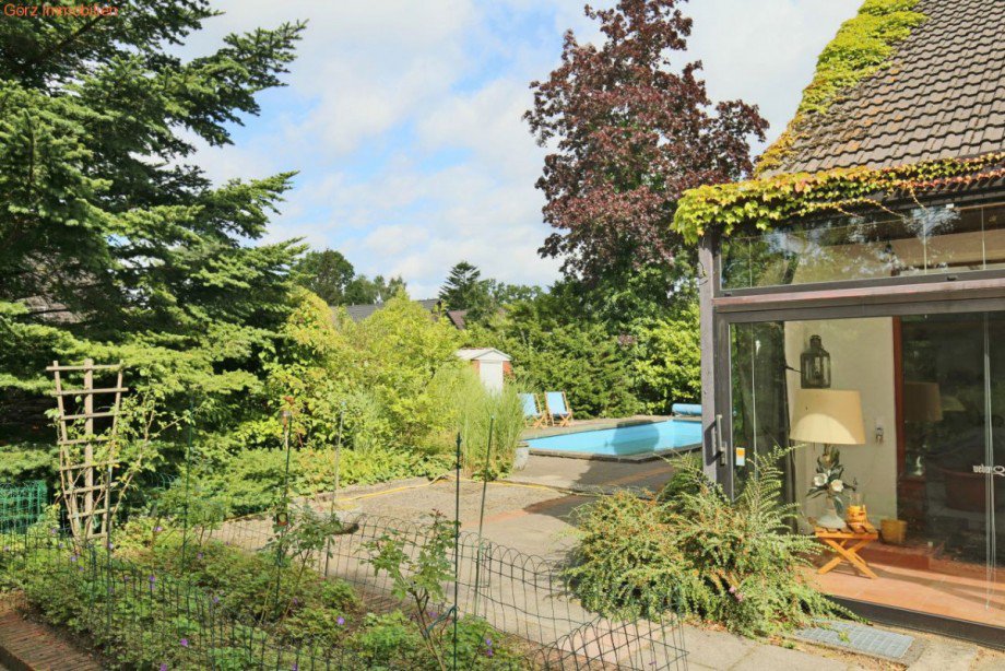 BLICK ZUM SWIMMINGPOOL Einfamilienhaus Norderstedt