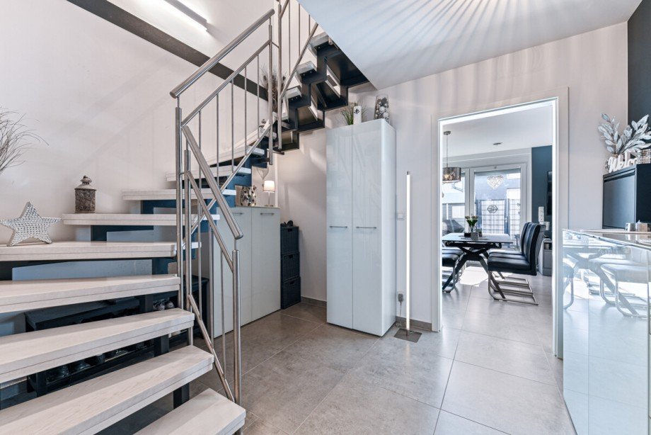 Flur EG mit Treppe Reihenmittelhaus Nahe