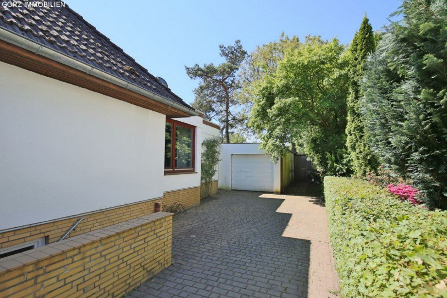 Blick auf die Garage Einfamilienhaus Tornesch