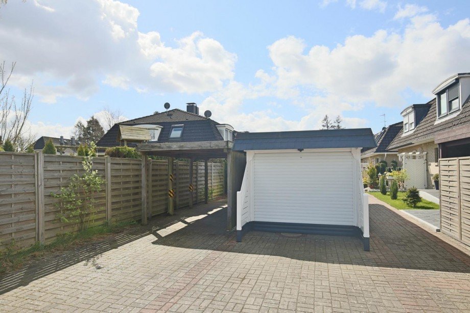 links: Carport Doppelhaush�lfte Norderstedt / Harksheide